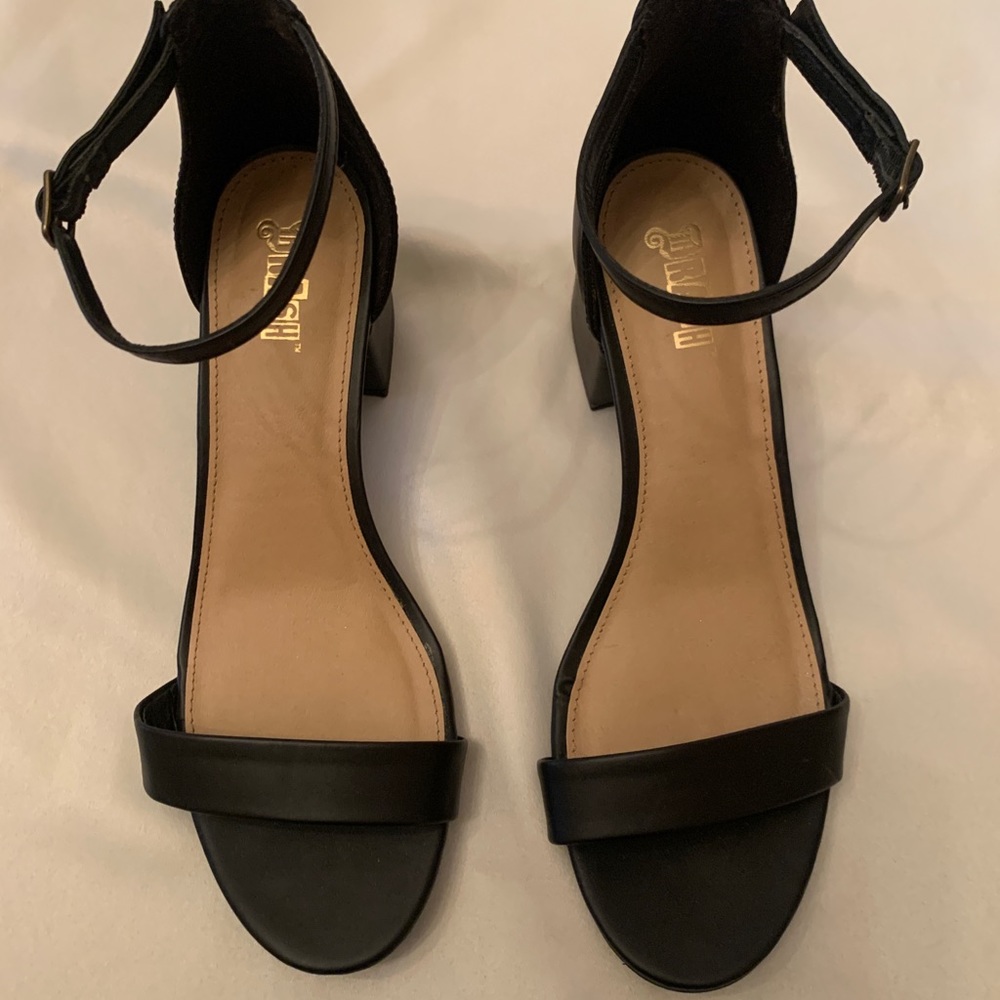 One inch square heels black 9.5 Women’s wide